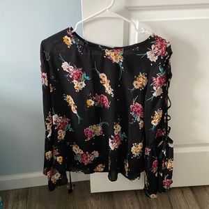 NWT! Lightweight blouse with belled sleeves and laced arm